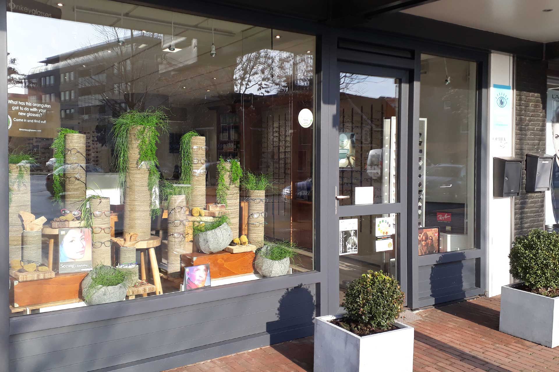 De etalage en entree van Marcel's Optiek aan de Schutstraat in Hoogeveen