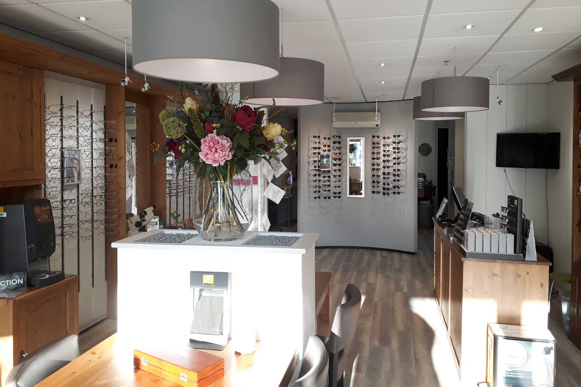 Het interieur van de winkel van Marcel's Optiek in Hoogeveen