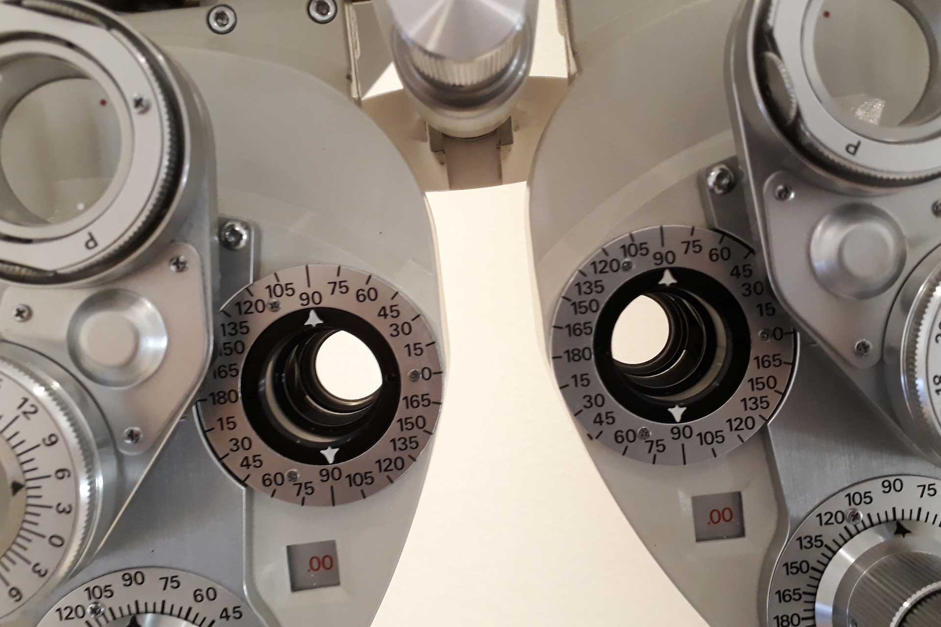 Meetbril met glazen waarmee de opticien de juiste sterkte bepaalt